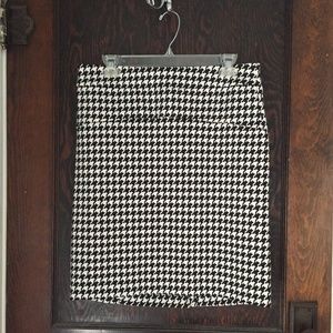 Houndstooth stretch pencil skirt